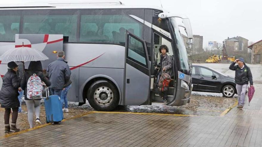 Los viajeros fueron trasladados en autobús. // Jesús Regal