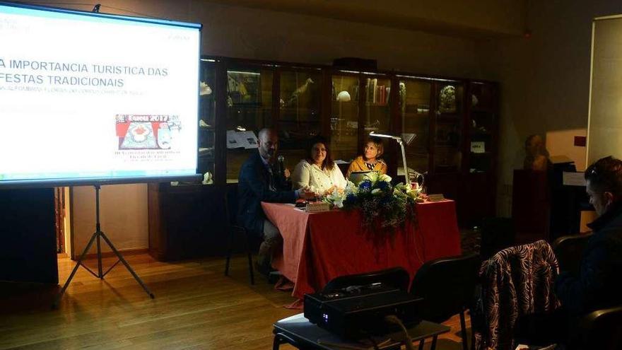 El alcalde de Bueu, Félix Juncal, presenta a la directora de la Axencia de Turismo de Galicia, Nava Castro, en la charla del Museo Massó junto a la presidenta de los alfombristas, Carmen Santos. // G.N.