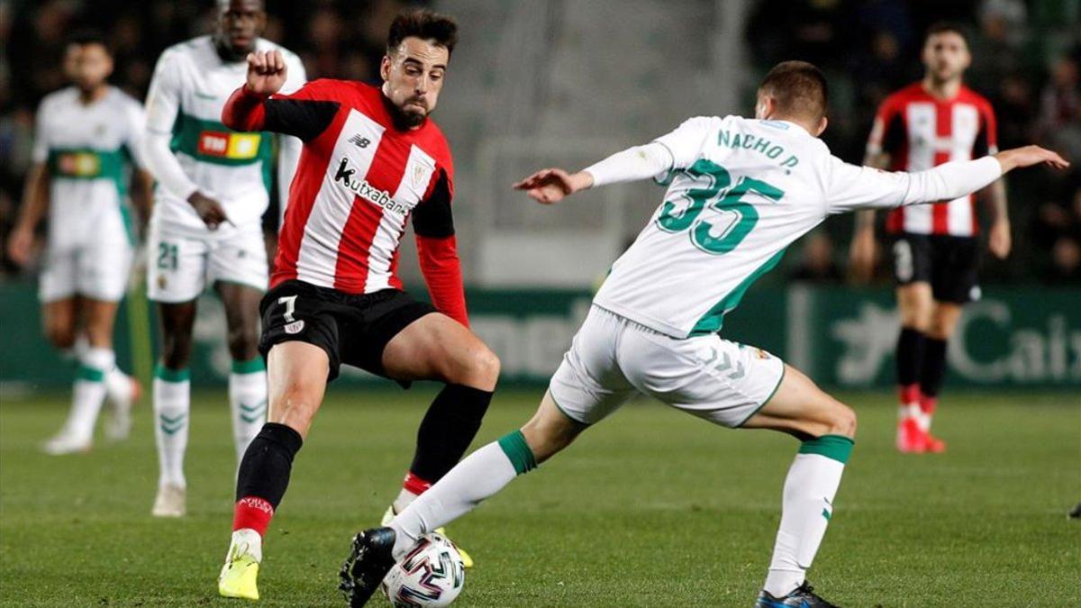 El excentrocampista del Athletic Club de Bilbao Beñat Etxebarría pelea un balón con el defensa del Elche CF Nacho Pastor en Copa del Rey