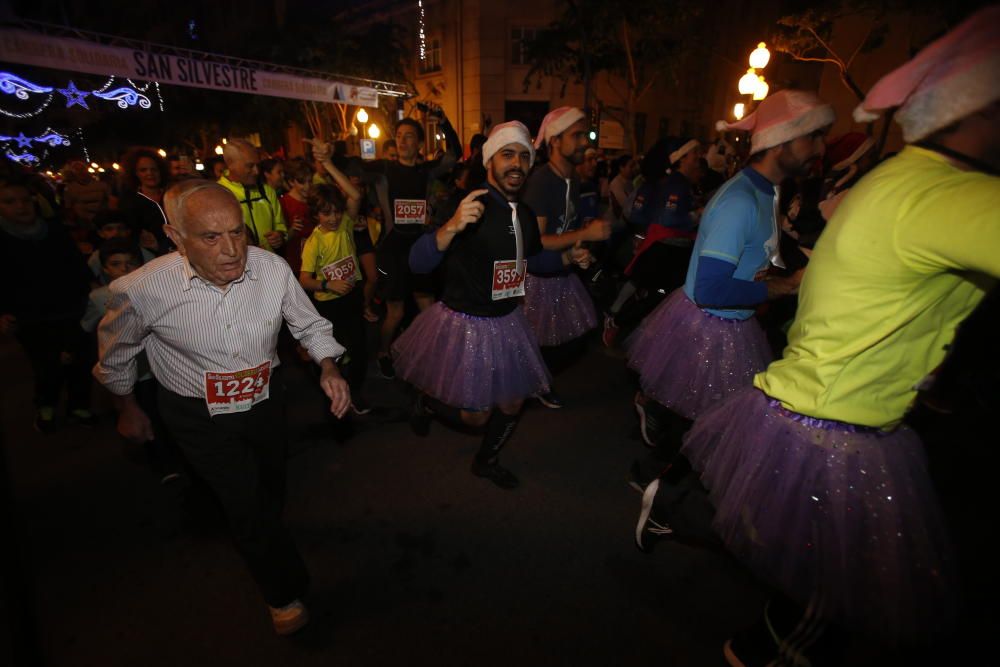 Una San Silvestre lúdica y solidaria recorre Alicante.