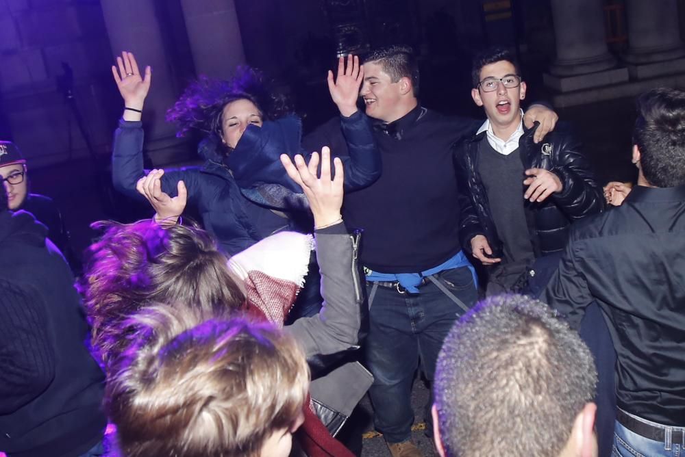 Miles de personas recibieron el año frente al consistorio