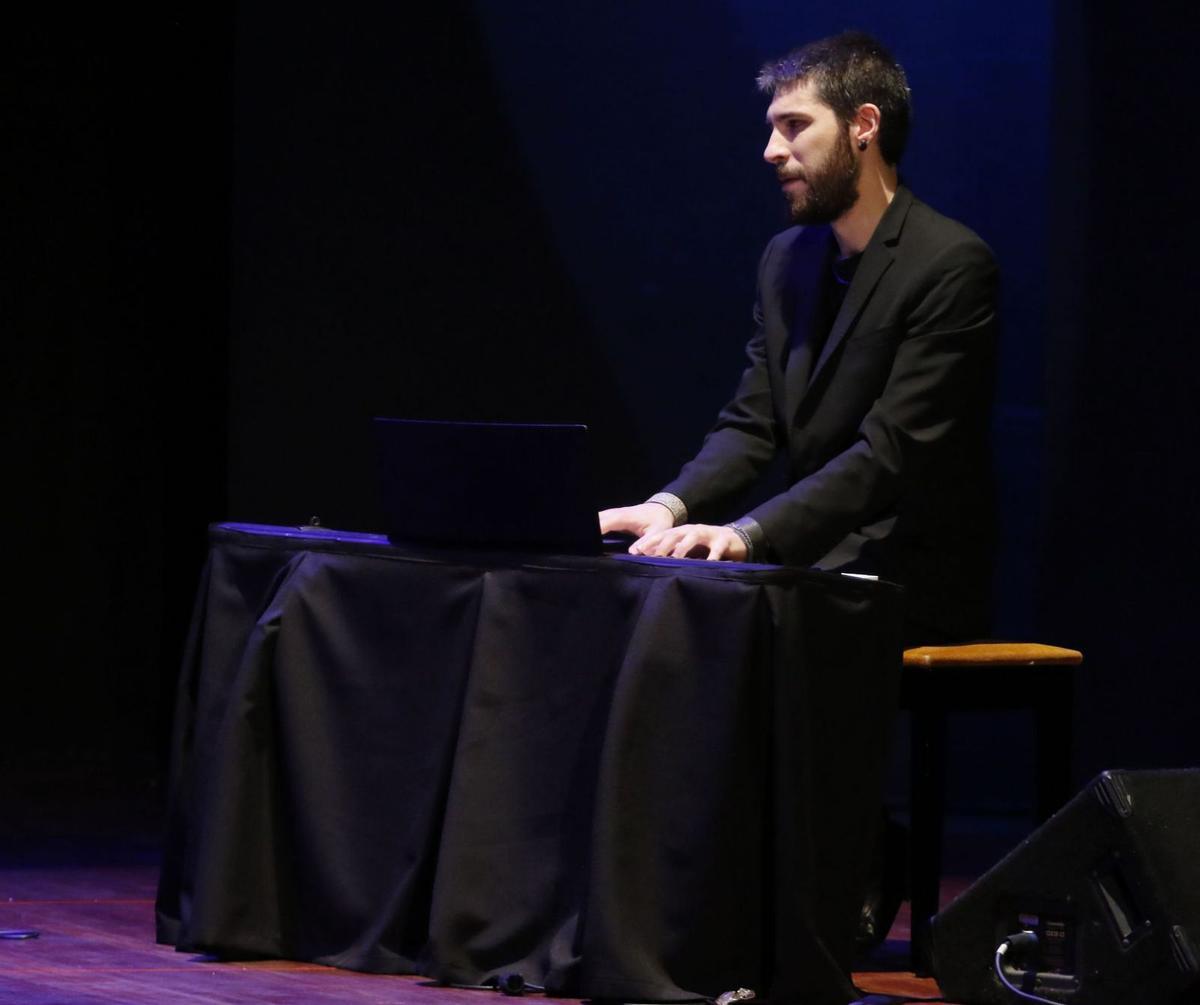 El pianista vigués
Brais González, durante
un concierto.  // Alba Villar