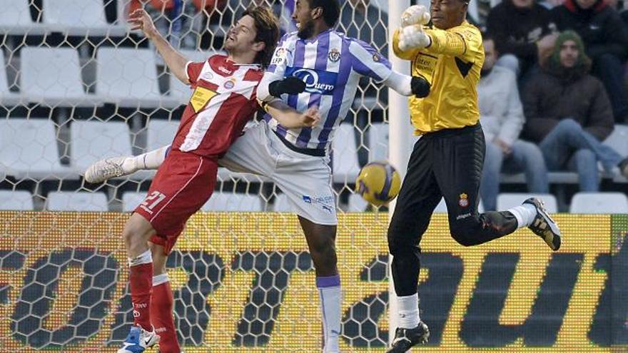 El delantero sueco del Real Valladolid Henok Goitom intenta el remate ante los jugadores del R.C.D. Espanyol Daniel Jarque (i) y Carlos Kameni (d), durante el partido de la vigésima jornada de Primera División disputado esta tarde en el Nuevo Estadio José Zorrilla. EFE/NACHO GALLEGO