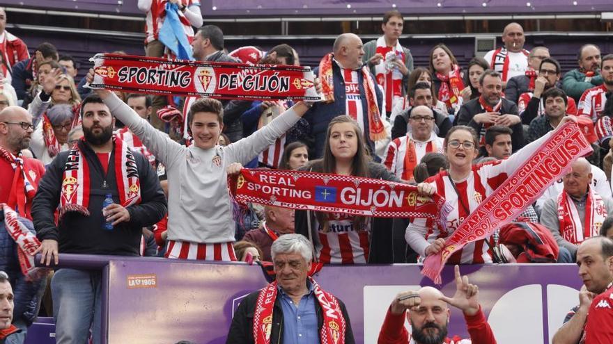 Aficionados del Sporting en las gradas de Zorrilla.