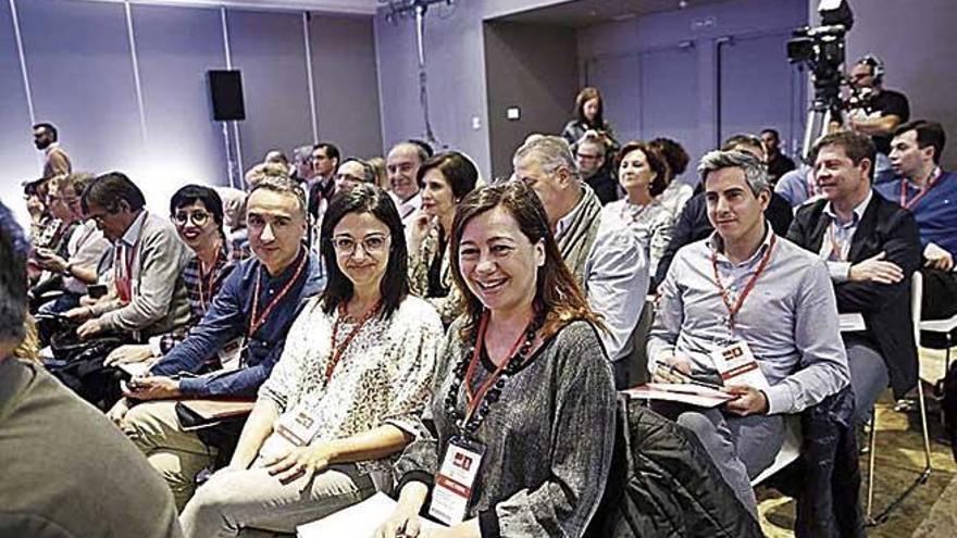 Francina Armengol en el comité federal junto a Pons y Cano.