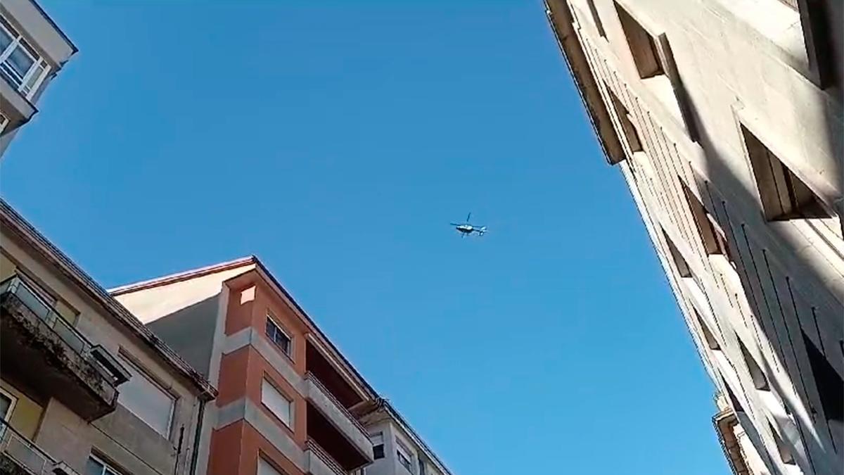 Un helicóptero sobrevolando Ourense durante el inicio de la operación, ayer miércoles.