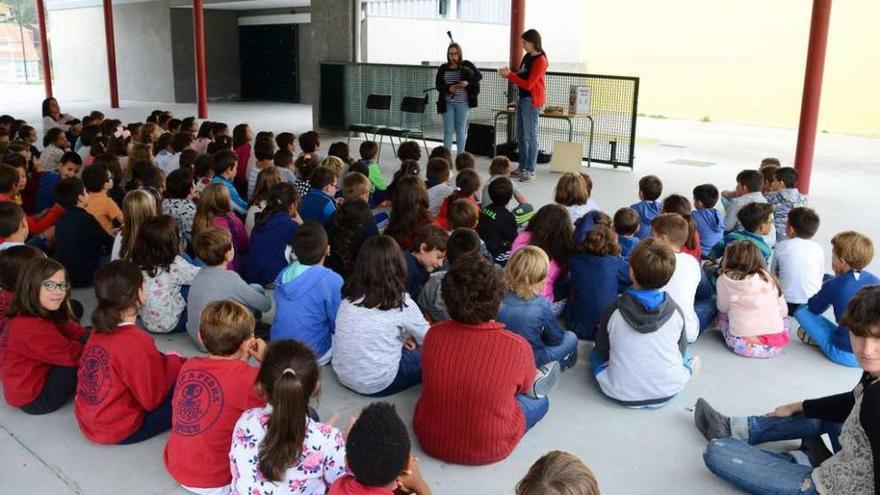 Un momento do concerto didáctico de onte de Retrouso no CEIP A Pedra de Bueu. // Gonzalo Núñez