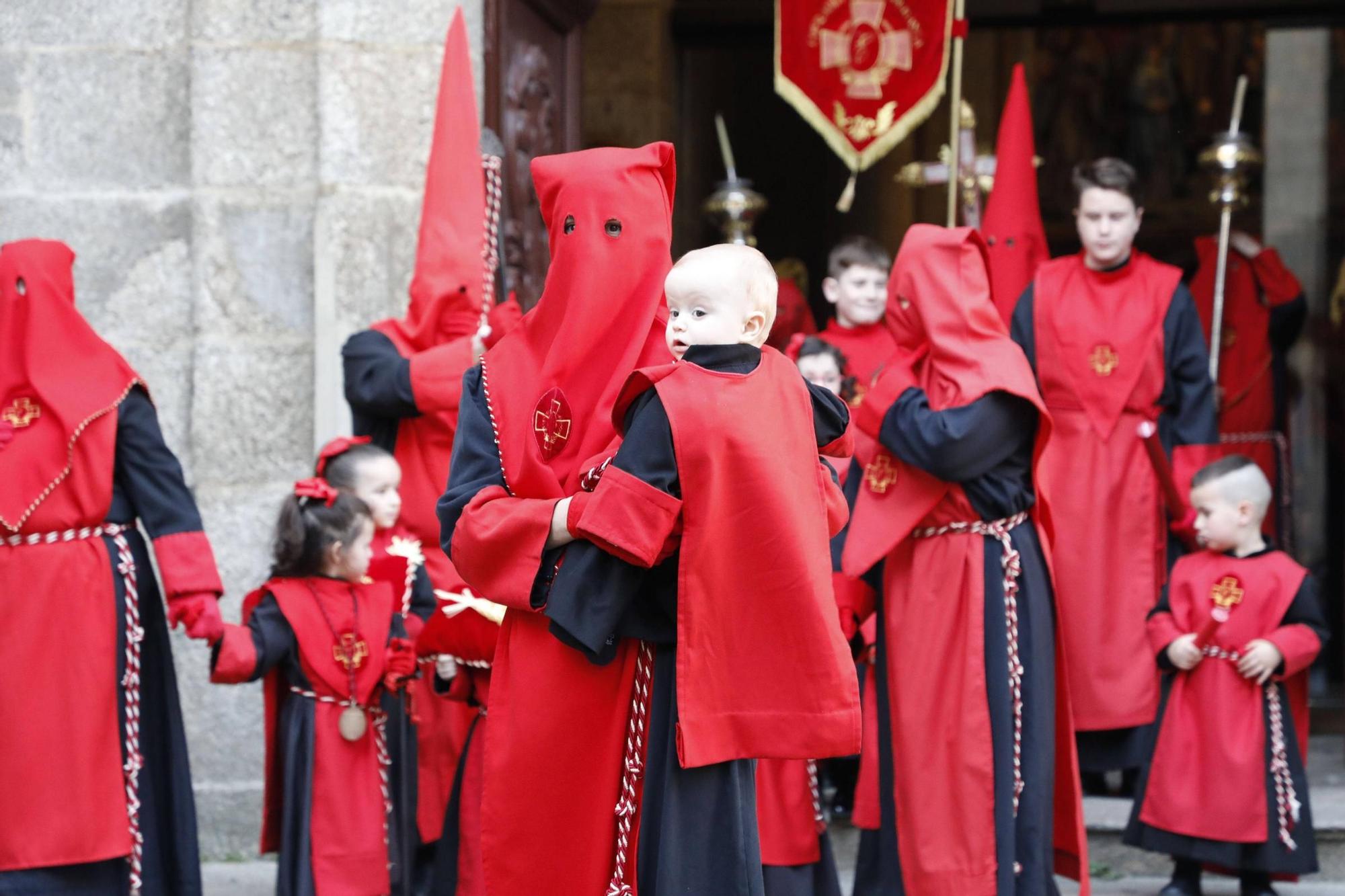 La Procesión de la Esperanza recorre las calles de la zona vieja de Santiago la tarde de Domingo de Ramos.