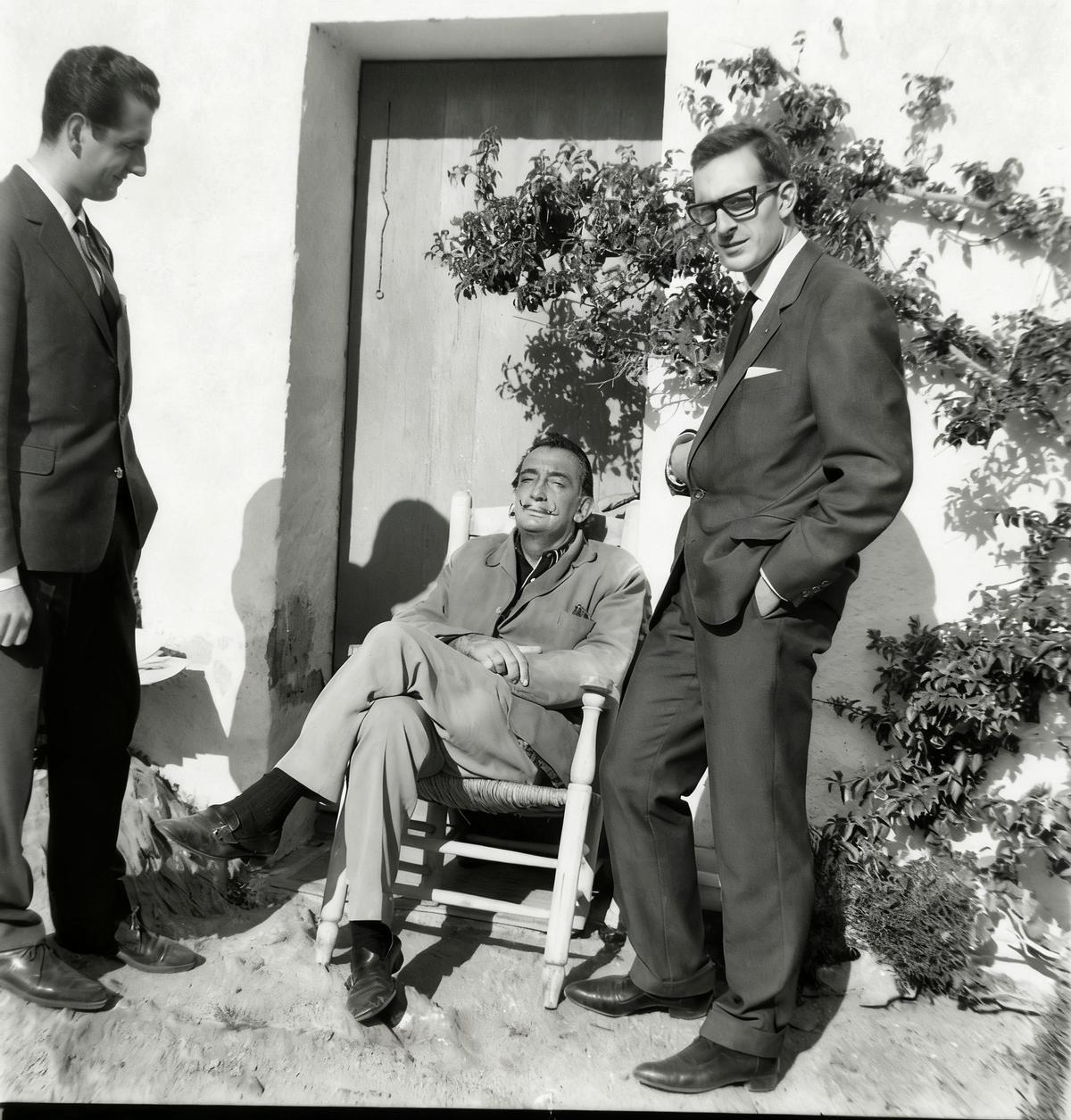 Els dos joves estudiants amb el mestre Salvador Dalí durant la visita a Portlligat.