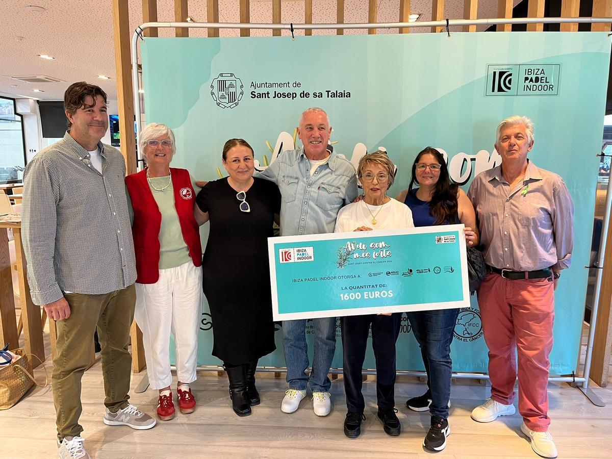 Todas las entidades recibiendo el cheque de los 1.600 euros.