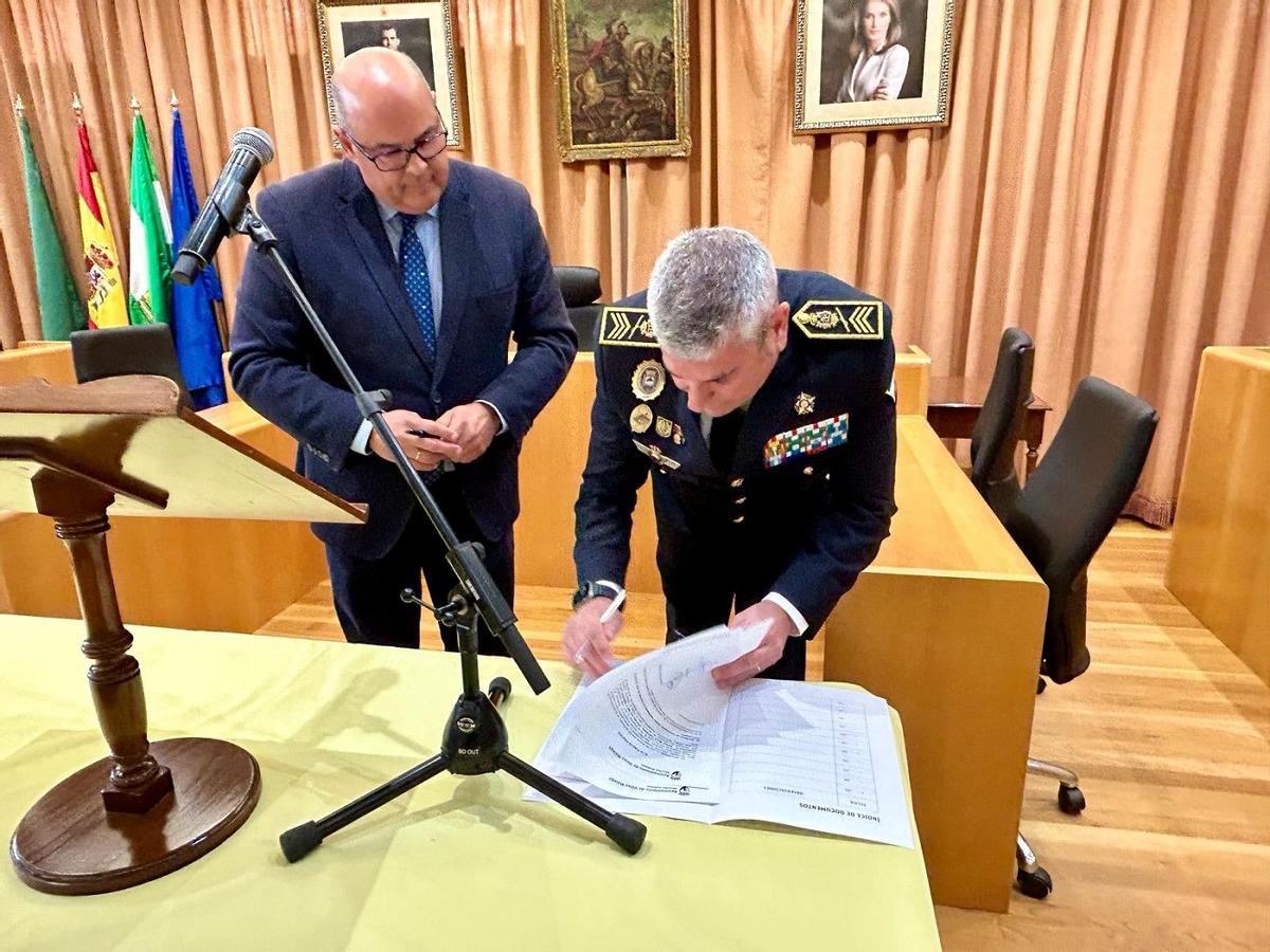 Rafael Mora firma su cargo de jefe de la Policía Local de Vélez Málaga.