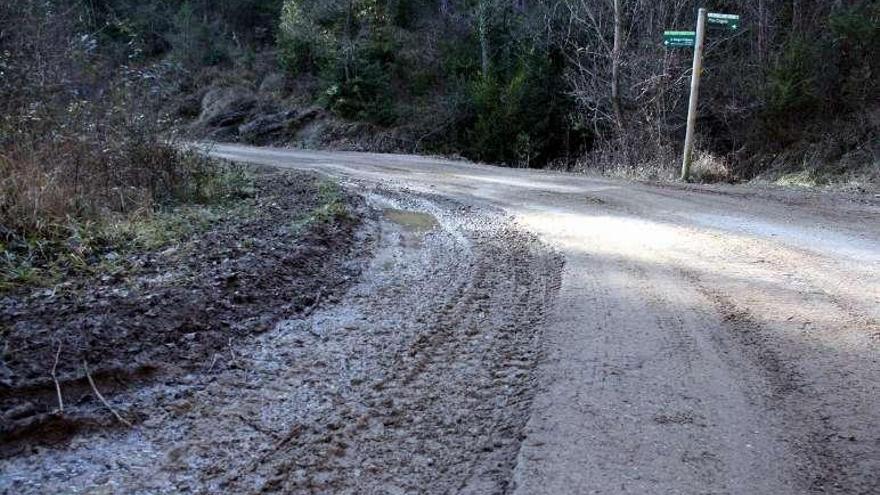 Hallan muerta en su coche a una pareja que pidió ayuda tras caer por un barranco en Girona