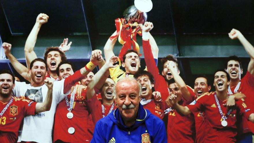 Vicente del Bosque posa delante de una imagen en la que se rememora el triunfo en la Eurocopa de 2012.