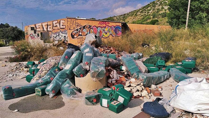 El vertido de escombros, podas y garrafas vacías de fertilizante.