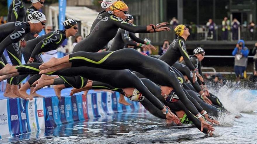 Imagen de la salida de la prueba del Europeo de 10 kilómetros de Aguas Abiertas en Glasgow.