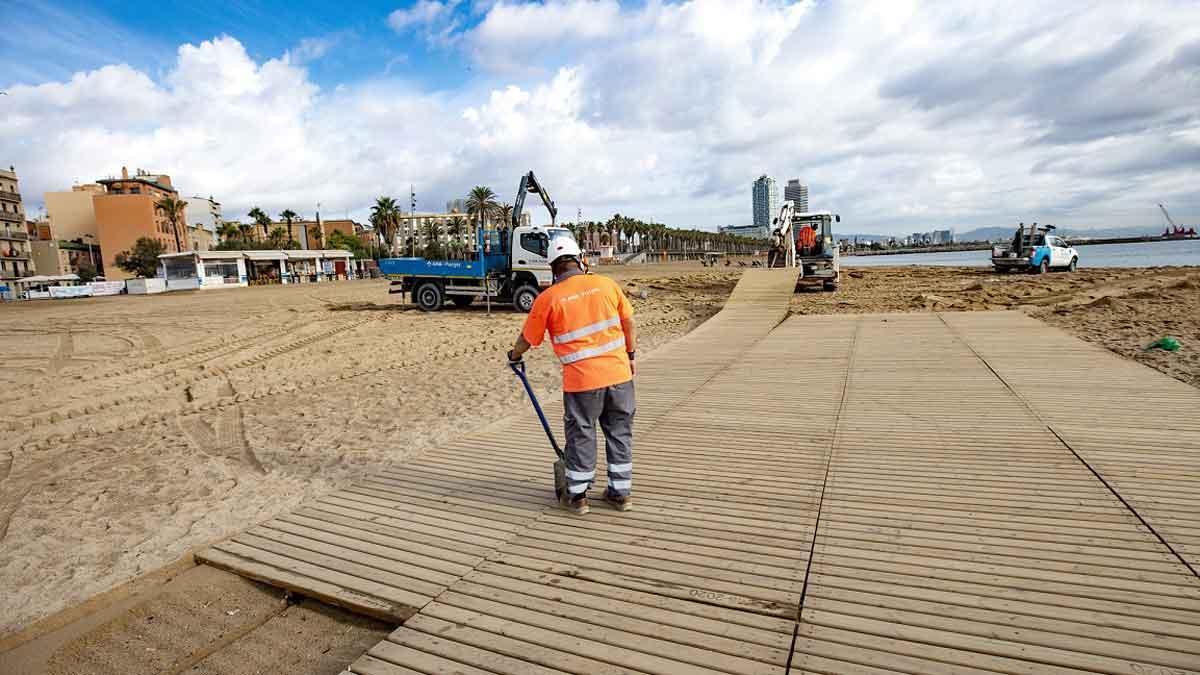 Desmontaje de equipamientos y mobiliario urbano en la playa de la Barceloneta