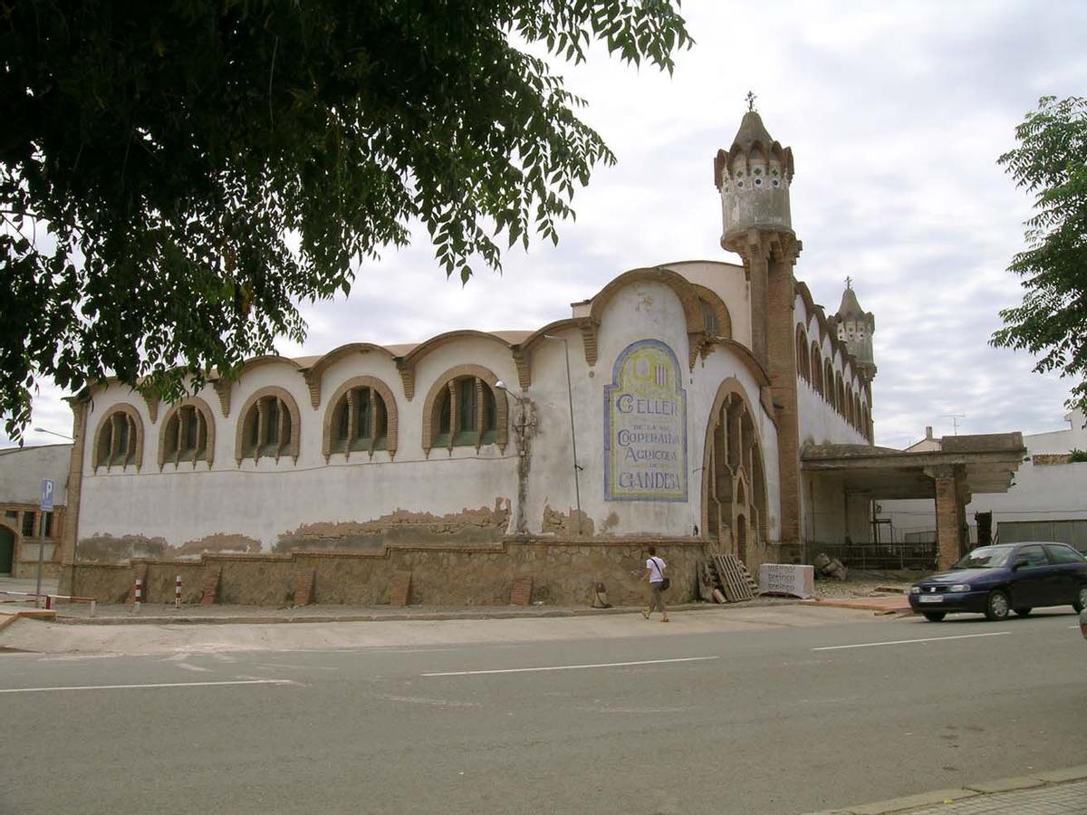 DIA POR DELANTE LA ESCAPADA CELLER COPERATIU DE GANDESA FOTO JOAN PORTELL. CELLER COOPERATIU DE GANDESA , EDIFICIO DE CESAR MARTINELL , MODERNISMO , EDIFICIO MODERNISTA _ PUBLICADA EPC 22/09/2007 P 44 _ EDIFICIO