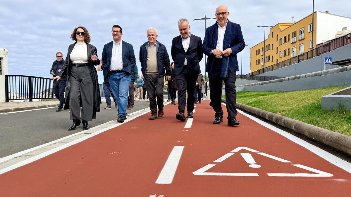 Esther Suárez, Juan Jesús Facundo, Carmelo Ramírez, Ángel Víctor Torres y Antonio Morales (derecha), este viernes en la visita al Pasaje Venezuela de Arucas.