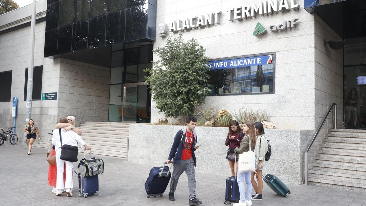 Pasajeros esperan a la salida de la terminal de Alicante este sábado por la mañana.