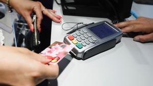 Una persona usando una tarjeta de crédito