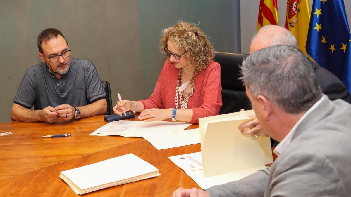 La alcaldesa Amparo Folgado durante la firma del convenio con colectivos sociales de Torrent.