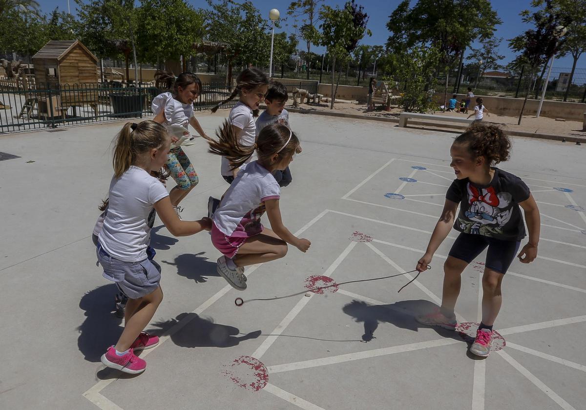 Niñas y niños jugando juntos en el patio coeducativo del CEIP Princesa de Asturias de Elx.