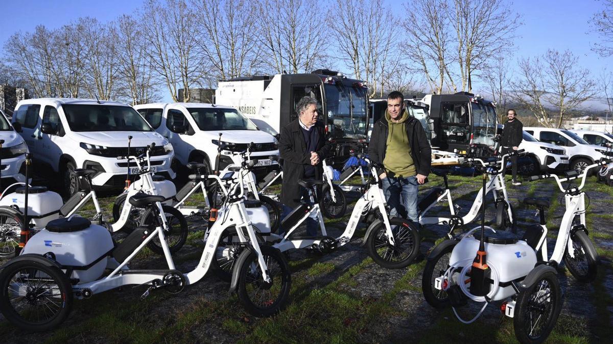 El alcalde y el concelleiro de Servizos Urbanos Básicos presentan el material.