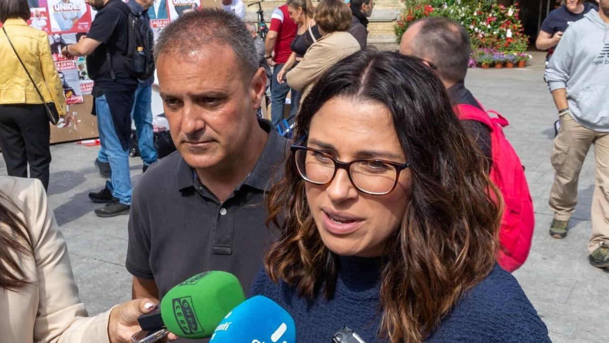 Aitana Mas, junto a Natxo Bellido, en la plaza del 25 de mayo en Alicante.