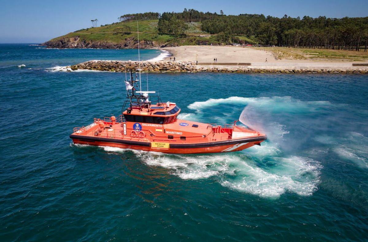 Salvamar «Vela», entregada por Auxnaval  a Sasemar el pasado año,durante las pruebas en la ría de Navia.  | ARMÓN