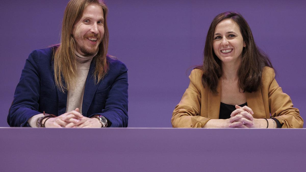 Los dirigentes Pablo Fernández y Ione Belarra, este viernes en la sede de Podemos.