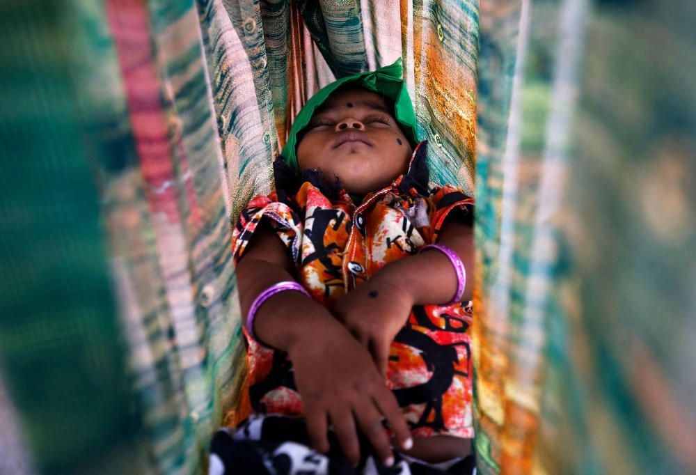 Un niño duerme en un suburbio en Bangalore, India.