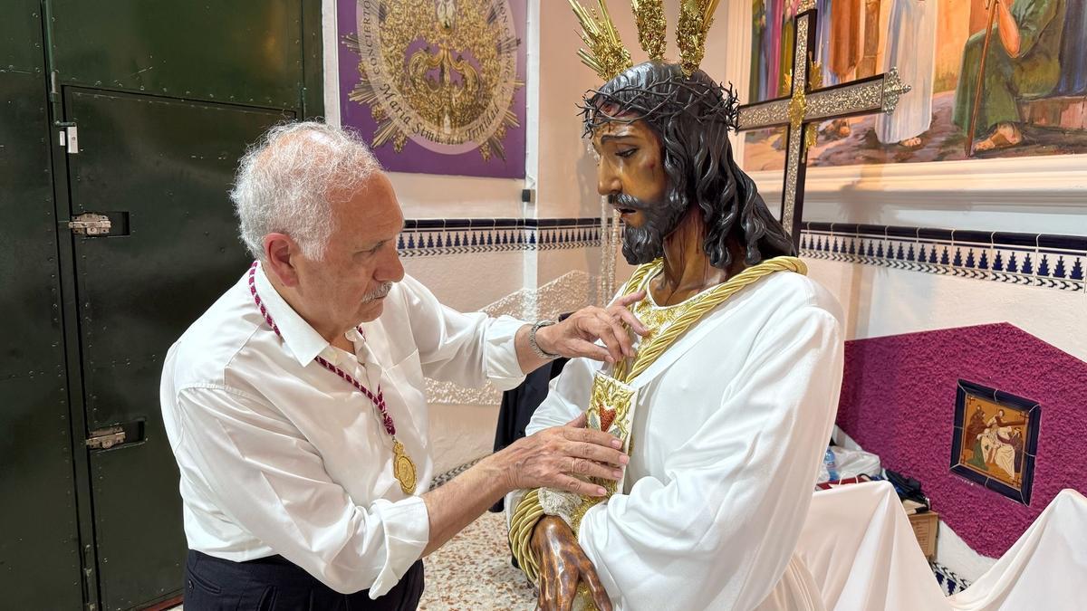 José Luis Palomo viste este Sábado de Pasión a Jesús Cautivo