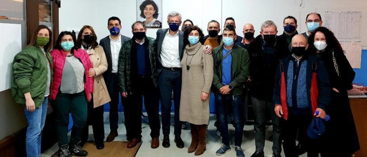 Alfonso Rueda y Elena Estévez, en el centro, en la reunión de esta semana en Bueu.