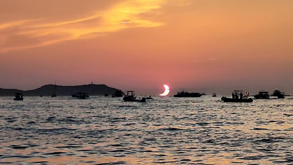 Eclipse de sol visto desde un barco en el puerto de Sant Antoni.