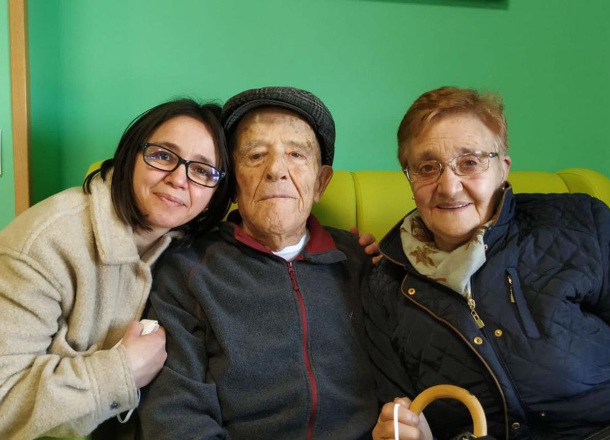 El centenario Manuel Gago junto a su hija Benita y su nieta Yoli. | Ch. S.