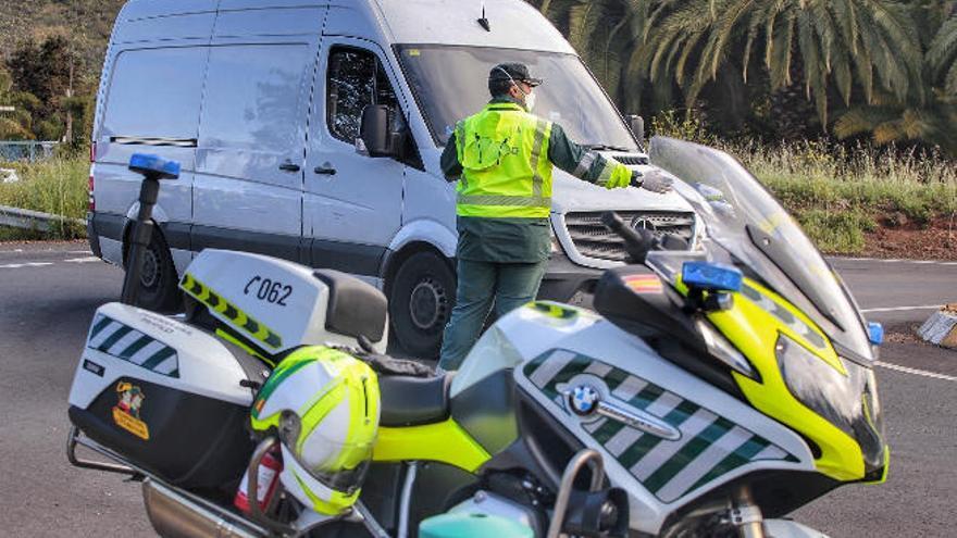 Un agente de la Guardia Civil durante un control de tráfico.