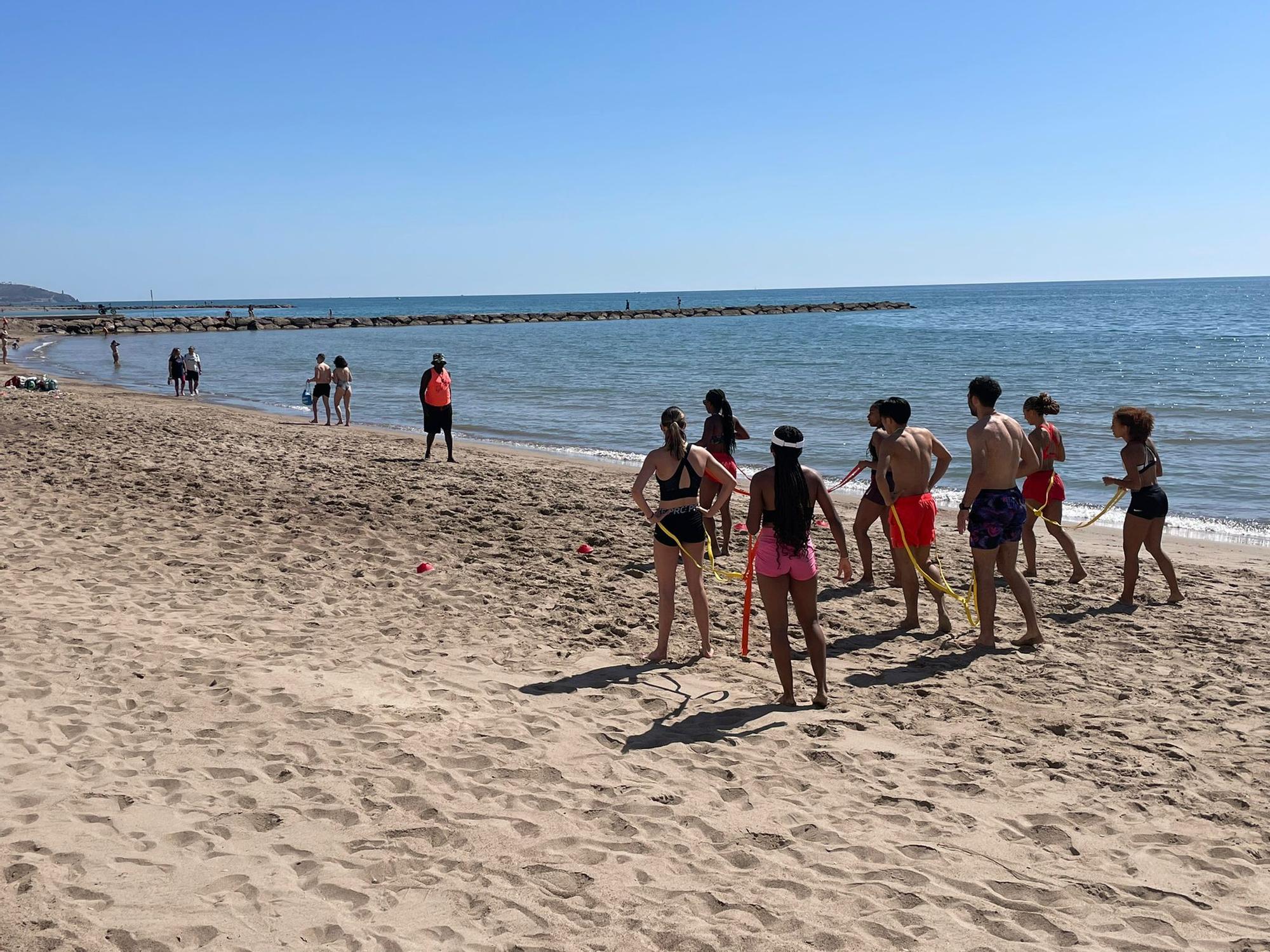 Galería de imágenes: Los castellonenses disfrutan de la playa en abril