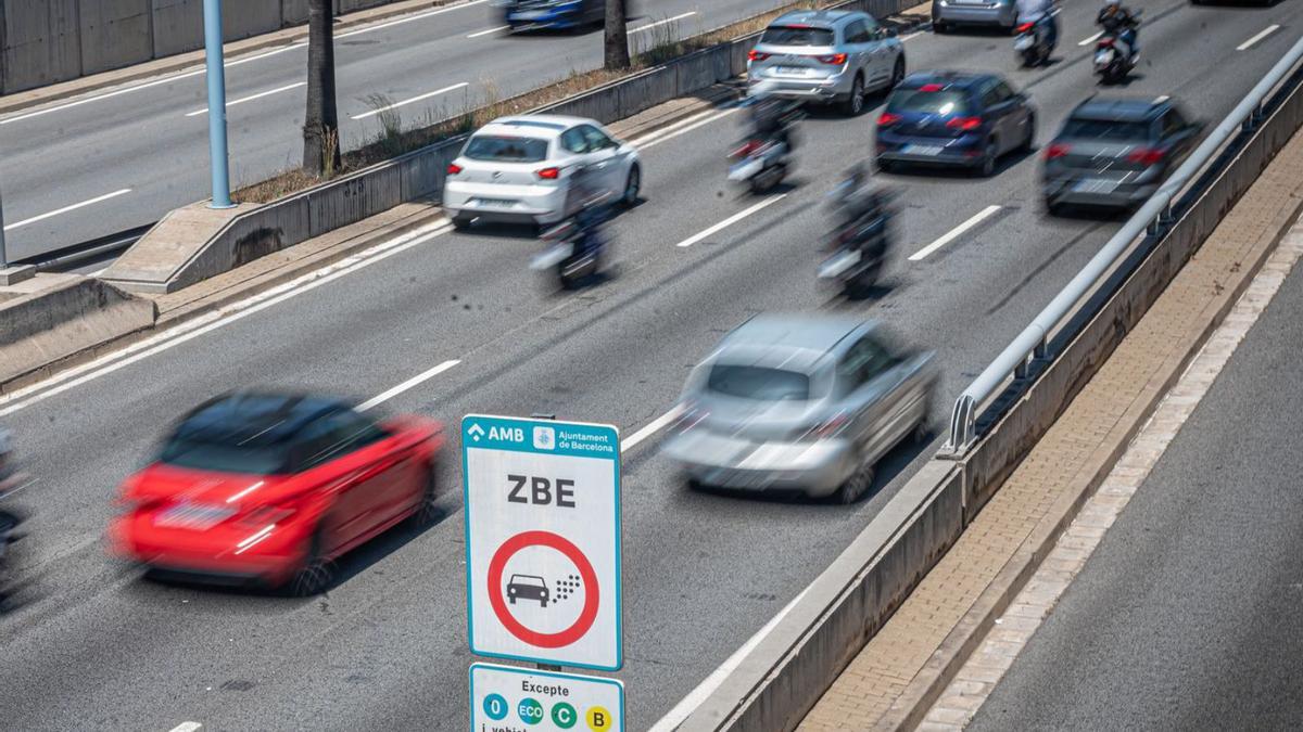 Senyalització d’accés a la zona de baixes emissions (ZBE) de Barcelona.