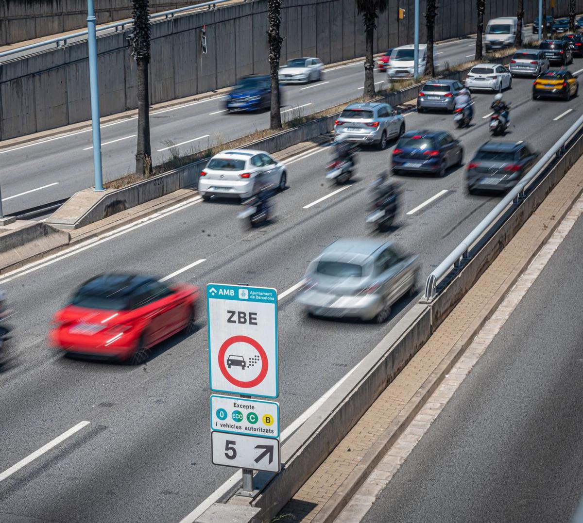 Senyalització d’accés a la zona de baixes emissions (ZBE) de Barcelona.  | MANU MITRU