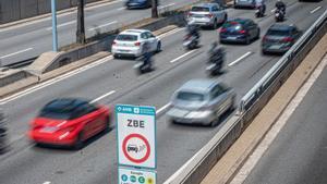 Senyalització d’accés a la zona de baixes emissions (ZBE) de Barcelona.  | MANU MITRU