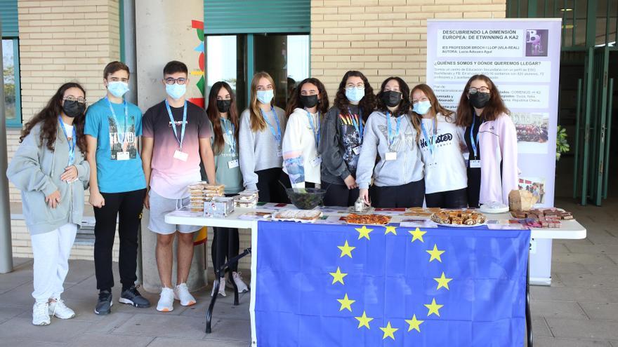 Un instituto de Vila-real recauda fondos solidarios con una feria de comidas europeas