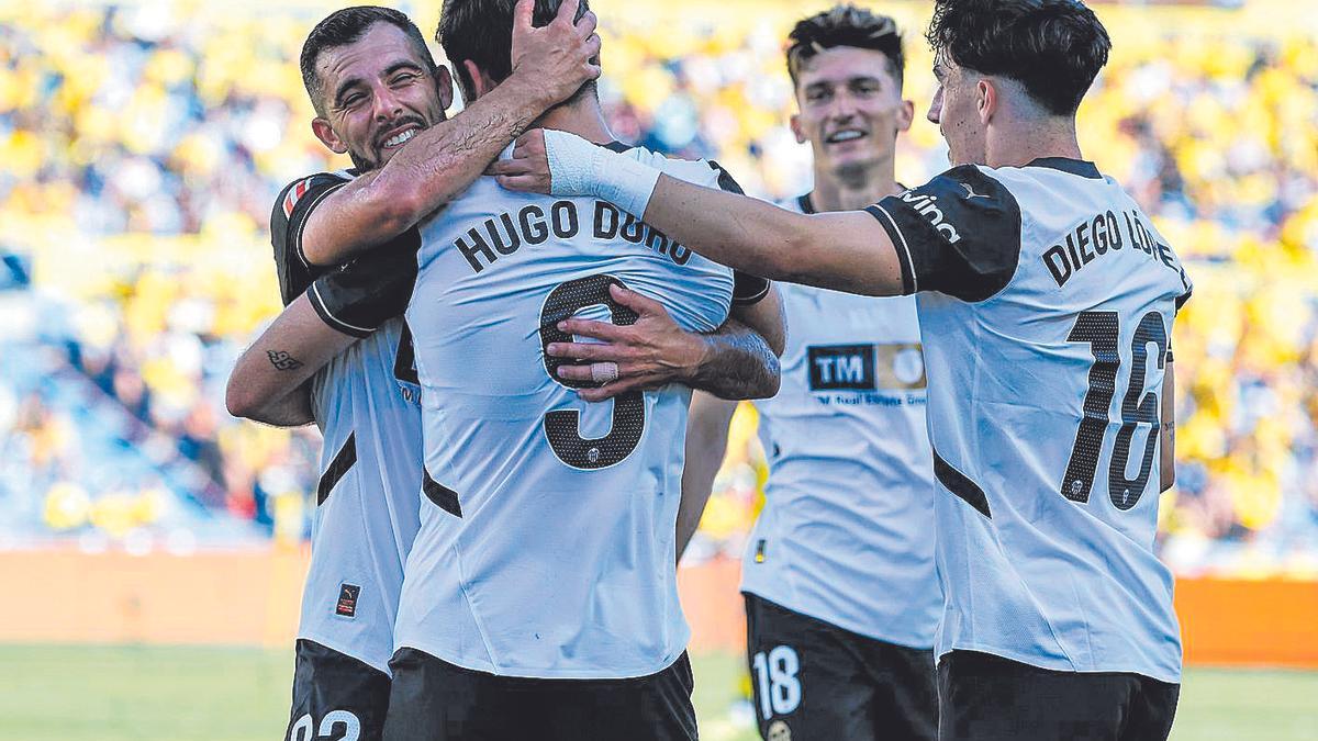 Hugo Duro celebra un gol en Mestalla.