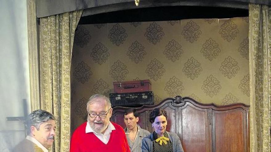 Carlos Iglesias (a la izquierda, en primer término) con García Sánchez, Javier Godino y Silvia Marsó, preparando la escena; en el féretro, el gijonés Laurentino Rodríguez. / miki lópez