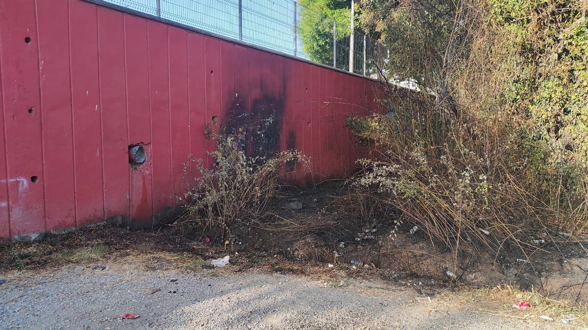 Les flames han afectat una part del mur de l'Institut Guillem Catà