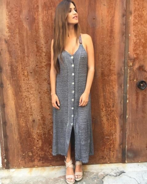 Sara Carbonero con vestido gris de 'Slow Love'