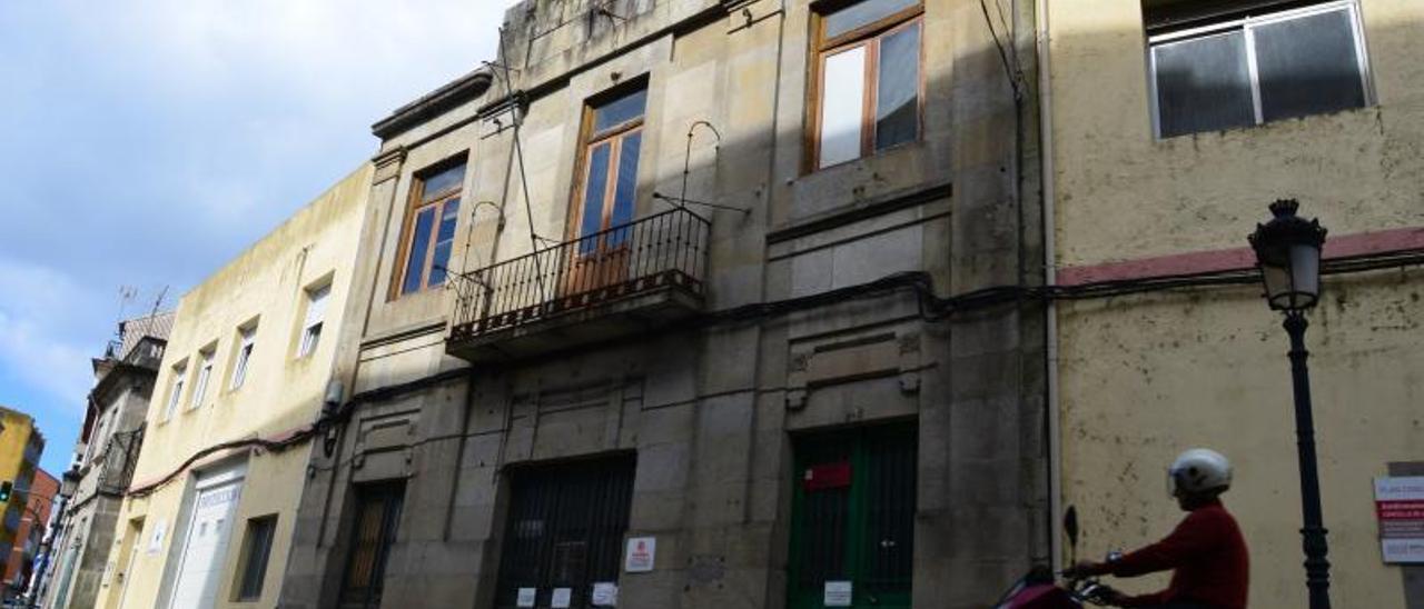 El precario estado actual de la antigua casa consistorial de Moaña, en la céntrica calle Ramón Cabanillas.   |  GONZALO NÚÑEZ