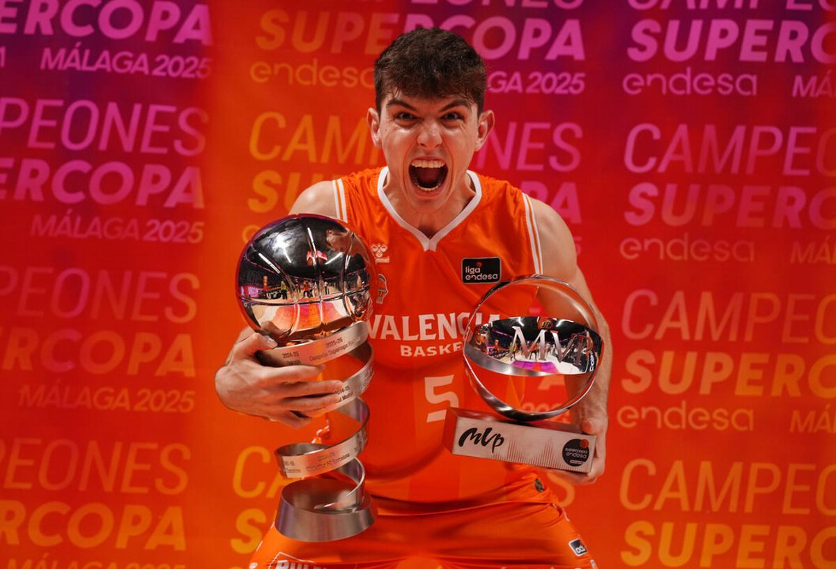 Sergio de Larrea, con el trofeo de la Supercopa Endesa y el del MVP que ganó ante el Real Madrid.