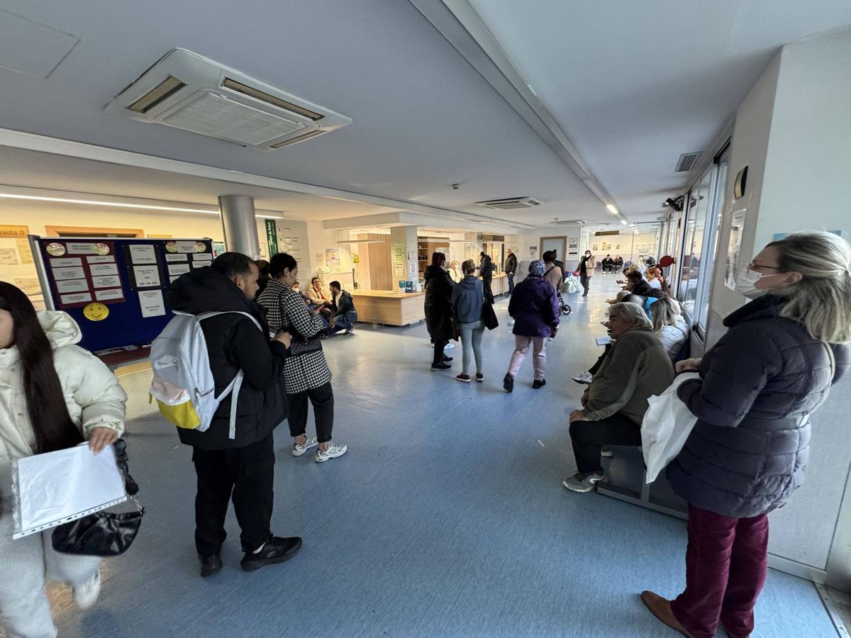 Ambiente en el vestíbulo del centro de salud del Sector Sur en el martes de huelga.