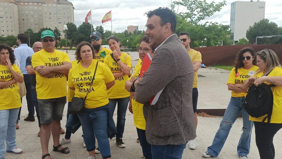 Tomás del Bien intercambia impresiones con trabajadores de Siro en la fábrica de Toro