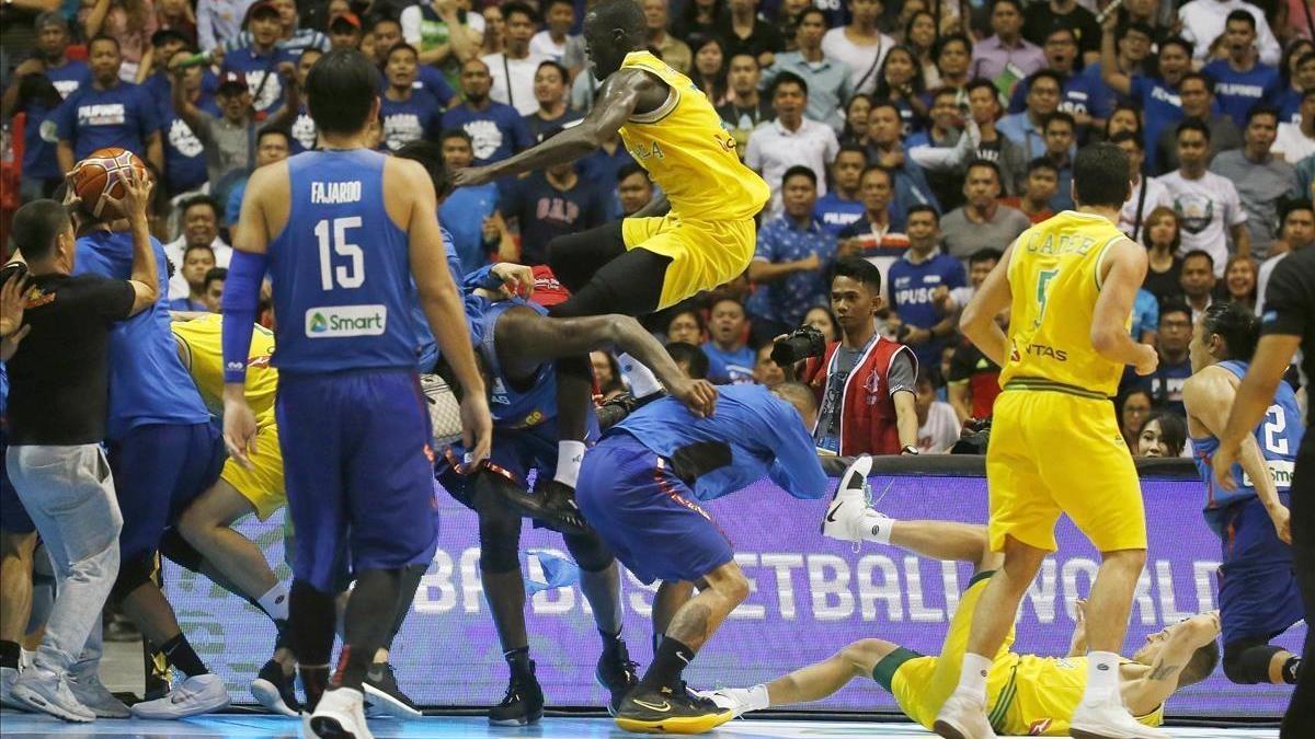 La FIBA sanciona a 13 jugadores por tangana del Filipinas - Australia